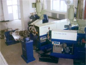 半懸鏈三層共擠干法交聯(lián)電纜生產(chǎn)線