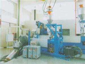 半懸鏈三層共擠干法交聯(lián)電纜生產(chǎn)線